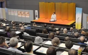 大阪市で開かれた、古典落語で法律問題を解説する「法テラス寄席」＝18日午後