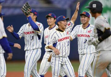 西濃運輸を破り決勝進出を決め、笑顔でタッチを交わすホンダ熊本の選手たち＝京セラドーム
