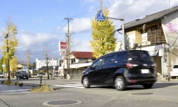 軽乗用車に車いすの女性らがはねられた事故現場付近＝18日午後3時24分、熊本県人吉市