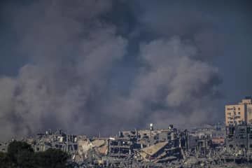 18日、イスラエル軍の攻撃後、ガザで立ち上る煙（AP＝共同）