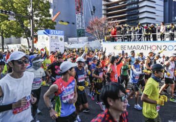 神戸マラソンでスタートするランナーたち＝19日午前、神戸市中央区