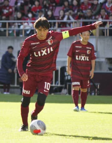 引退試合でプレーするサッカー元日本代表の本山雅志さん＝カシマスタジアム