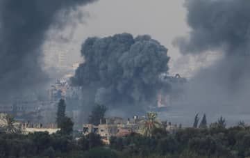 イスラエル軍の空爆後、パレスチナ自治区ガザで立ち上る煙＝19日（ロイター＝共同）
