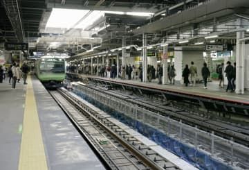2日間の改良工事を終え通常運転を再開したJR渋谷駅の山手線。右奥は埼京線＝20日午前