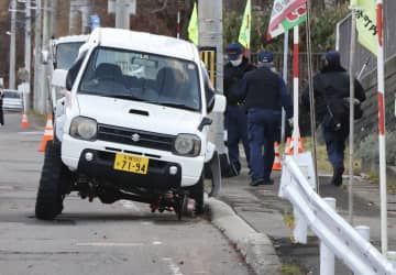 タイヤが外れる事故を起こした軽乗用車＝14日、札幌市西区