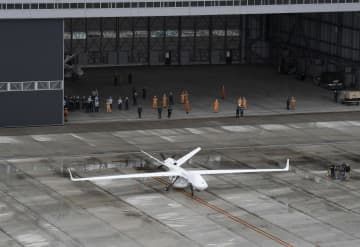 北九州空港に駐機する海上保安庁の大型無人航空機「シーガーディアン」＝5月