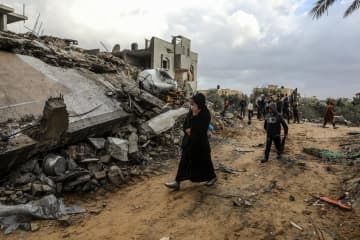 イスラエル軍の攻撃で壊れた多くの建物＝20日、パレスチナ自治区ガザ南部ラファ（ゲッティ＝共同）