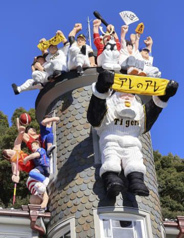 神戸・北野の異人館「うろこの家」に飾られた、阪神タイガースのユニホームを身につけた「世相サンタ」＝21日午前、神戸市