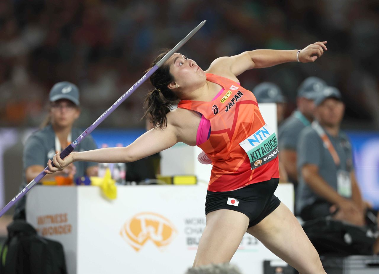 世界陸上の女子やり投げ決勝、北口榛花の3回目の投てき=2023年8月25日、ハンガリー・ブダペスト(時事)