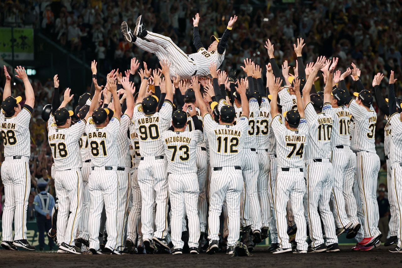 18年ぶりのリーグ優勝を決め、胴上げされる阪神の岡田彰布監督=9月14日、甲子園(時事)
