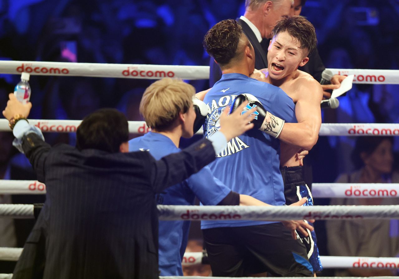 WBC、WBOスーパーバンタム級タイトルマッチで新王者となり、祝福される井上尚弥(右)=7月25日、東京・有明アリーナ(時事)