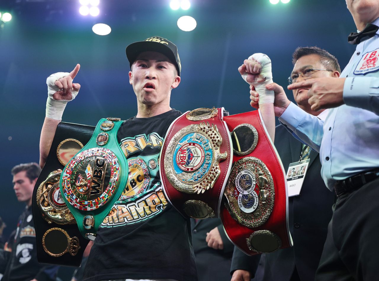 スーパーバンタム級世界主要4団体王座統一戦で勝利し、喜ぶ井上尚弥選手=12月26日、東京・有明アリーナ(時事)