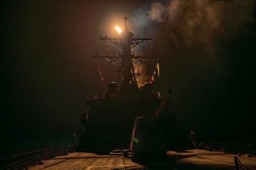 イエメンのフーシ派支配地域の軍事拠点に向けて艦艇から発射されるミサイル。米中央軍が12日、Xに投稿した（ロイター＝共同）