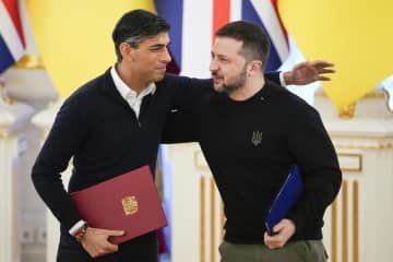 12日、キーウで文書に署名した英国のスナク首相（左）とウクライナのゼレンスキー大統領（AP＝共同）