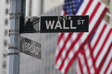 ニューヨークの金融街「ウォールストリート」の標識（AP＝共同）
