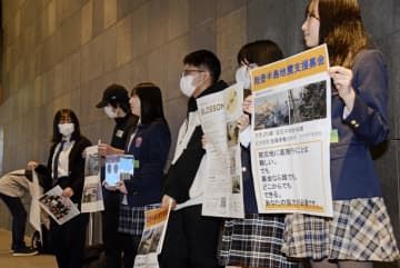 能登半島地震の被災地への募金活動をする高校生たち＝13日午前、札幌市
