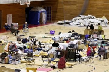 避難所となっている中学校の体育館で過ごす人たち＝12日午後、石川県輪島市