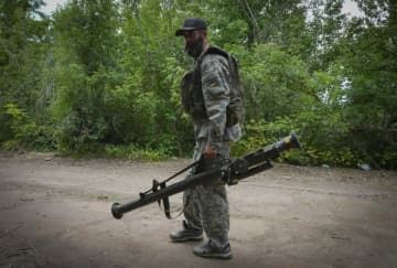 米国が供与した携帯型地対空ミサイル「スティンガー」を持つウクライナ軍兵士＝2022年6月、ウクライナ・ドネツク州（AP＝共同）
