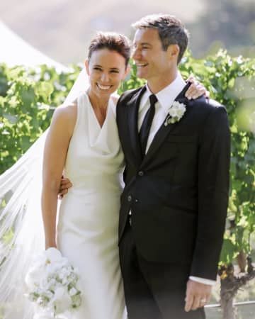 結婚式を挙げたニュージーランドのアーダン元首相（左）とパートナーのクラーク・ゲイフォードさん＝13日、ニュージーランド北島ホークスベイ地方（Felicity　Jean　Photography提供、AP＝共同）
