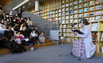 阪神大震災から29年となるのを前に、震災について書かれた詩の朗読をする俳優の竹下景子さん＝13日午後、神戸市