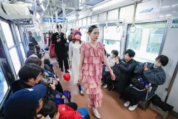 叡山電鉄の列車内で開かれた、サステナビリティーをテーマにしたファッションショー＝13日午後、京都市