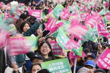 台湾総統選の開票速報に盛り上がる民進党の頼清徳氏の支持者ら＝13日、台北（共同）