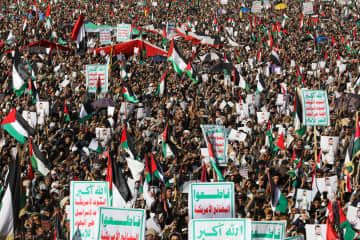 イエメンの首都で開かれた親イラン武装組織フーシ派の支持者らによる大規模デモ＝12日、サヌア（ロイター＝共同）