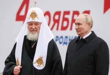 ロシア正教会のキリル総主教（左）とプーチン大統領＝2023年11月（タス＝共同）