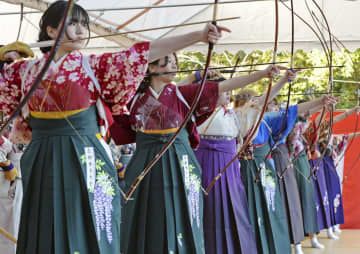 「通し矢」に由来する大的全国大会で、矢を放つ20歳の女性たち＝14日午前、京都市東山区の三十三間堂