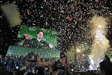 台湾総統選で勝利し、支持者の声援に応える民進党の頼清徳氏を映した大型スクリーン＝13日、台北（共同）