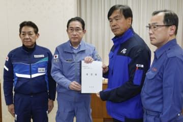 石川県庁で馳浩知事（中央右）から要望書を受け取った岸田首相（同左）＝14日午後