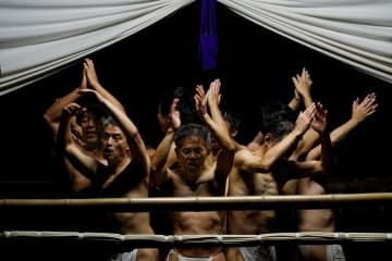京都市伏見区の法界寺で催された伝統行事の「裸踊り」＝14日夜