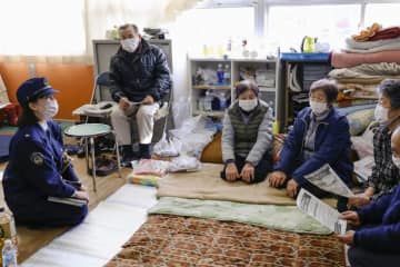 石川県輪島市の避難所で被災者の話に耳を傾ける警視庁の岸知穂警部（左端）＝14日午後