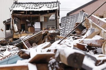 雪が積もった石川県輪島市の倒壊家屋＝14日