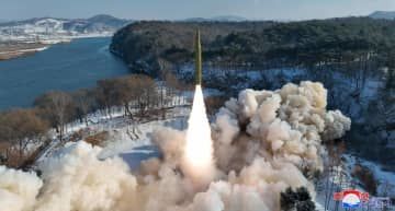 14日、北朝鮮ミサイル総局が極超音速弾頭を搭載して行った固体燃料式の中長距離弾道ミサイルの発射実験（朝鮮中央通信＝共同）