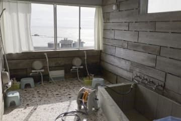 被災者に無料開放しているオーシャンビューの大浴場＝11日、石川県能登町