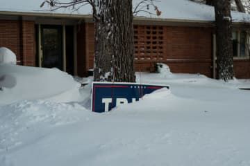 雪に埋もれたトランプ前米大統領支持の看板＝14日、アイオワ州（ロイター＝共同）