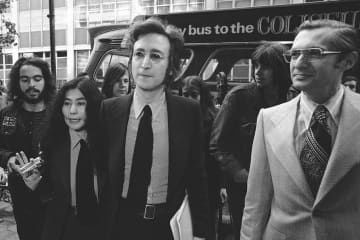 米ニューヨークの移民当局庁舎を出るワイルズ氏（右）とジョン・レノン（中央）、オノ・ヨーコさん（左から2人目）＝1972年（AP＝共同）