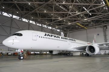日本航空が公開した国際線の新主力機エアバスA350―1000型＝15日午前、羽田空港