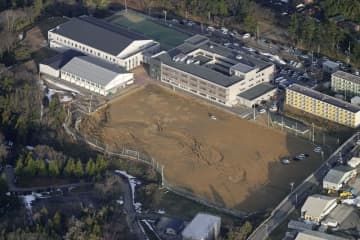 亀裂が入った中学校のグラウンド＝2日、石川県輪島市