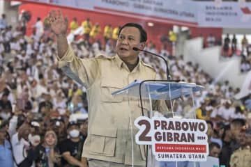 インドネシアの北スマトラ州メダンで演説する大統領選候補のプラボウォ国防相＝13日（AP＝共同）