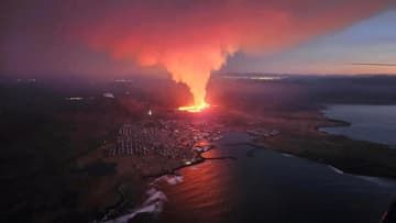 14日、アイスランド・レイキャネス半島で煙を上げる溶岩（Iceland　Civil　Protection提供、ロイター＝共同）