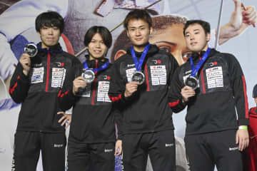 フェンシングのワールドカップ（W杯）で準優勝し、パリ五輪の出場権を獲得した男子フルーレの日本。左から敷根崇裕、飯村一輝、松山恭助、永野雄大＝パリ（日本フェンシング協会提供・共同）