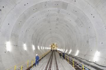 報道陣に公開されたリニア中央新幹線の地下トンネルの工事現場＝15日午後、川崎市
