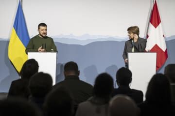 15日、スイス・ベルン近郊で共同記者会見に出席したウクライナのゼレンスキー大統領（左）とスイスのアムヘルト大統領（Keystone提供・AP＝共同）
