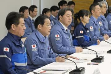 非常災害対策本部会議で発言する岸田首相（左から2人目）＝16日午前、首相官邸