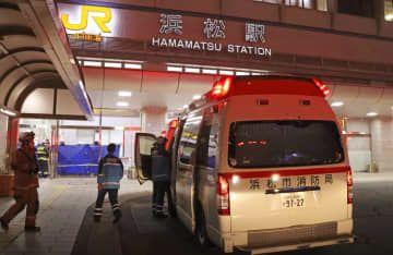 東海道新幹線内でクマ撃退スプレーが誤噴射され、乗客搬送のため駆けつけた救急車＝2023年12月2日、JR浜松駅