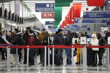 米中西部シカゴのオヘア国際空港で保安検査の順番を待つ旅行者ら＝14日（AP＝共同）