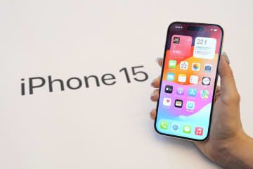 米アップルが発売した「iPhone15」シリーズ＝2023年9月、東京都渋谷区の「アップル表参道」