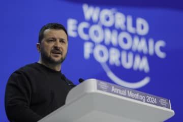 16日、スイス東部ダボスで開催された世界経済フォーラムの年次総会で演説するウクライナのゼレンスキー大統領（AP＝共同）